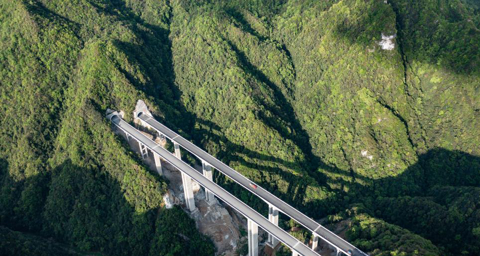 蘭海高速重遵擴(kuò)容工程路面施工忙