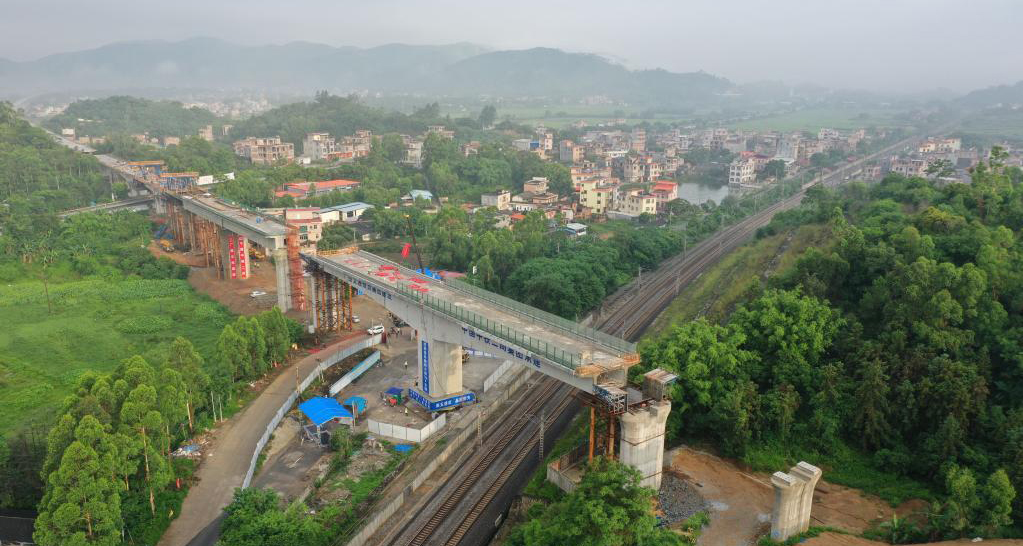 南玉高鐵跨黎湛鐵路特大橋成功轉體