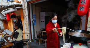 地震災(zāi)后安置點(diǎn)的暖心餐