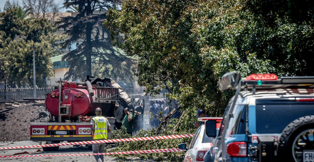 南非一油罐車(chē)爆炸致10人死亡