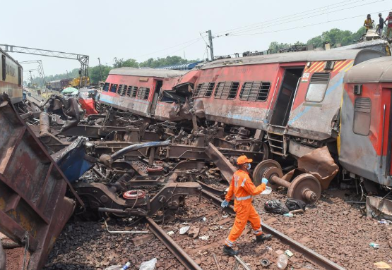 印度列車相撞事故死亡人數(shù)升至233人