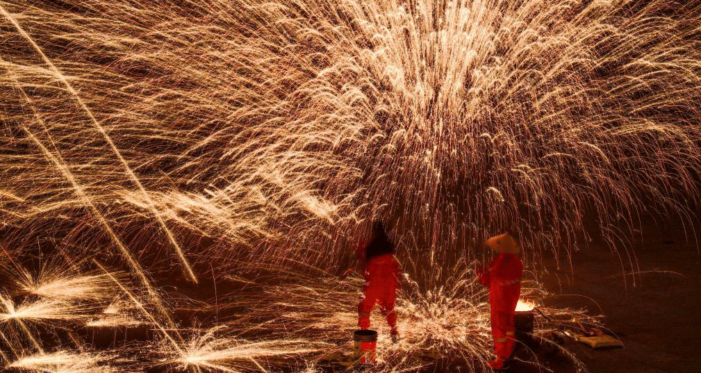 內(nèi)蒙古鄂爾多斯：鐵花秀助力夜經(jīng)濟(jì)