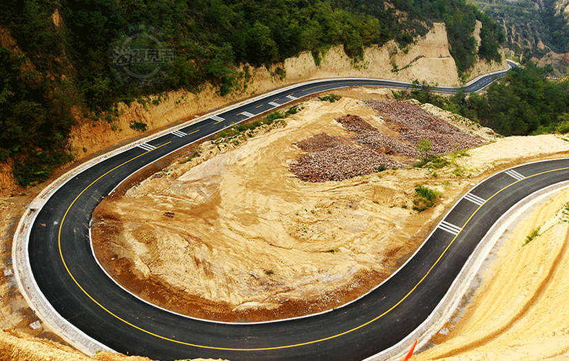 鄉(xiāng)村公路如巨龍騰躍山澗  