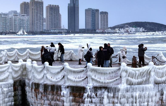 山東威海：雪后海濱現(xiàn)冰凌美景