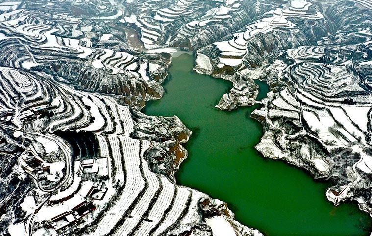 黃土高原梯田雪景宛如水墨畫 