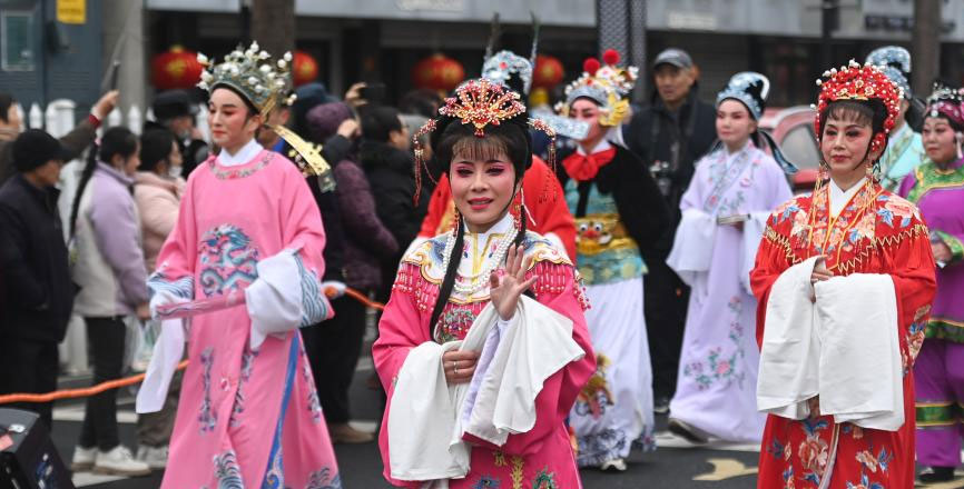 江南水鄉(xiāng)“踩街”鬧元宵