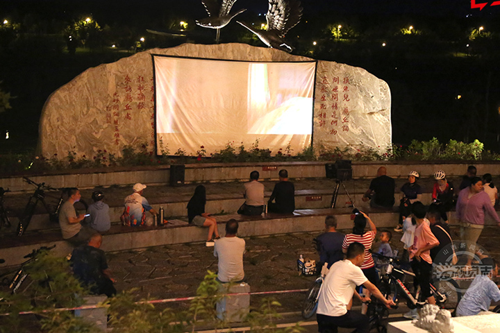 露天電影 清涼一“夏”日前，雁丘園公園開(kāi)展消夏露天電影活動(dòng)，讓雁丘園夜晚“有聲有色”，成為夏日里的一抹亮麗風(fēng)景線(xiàn)。