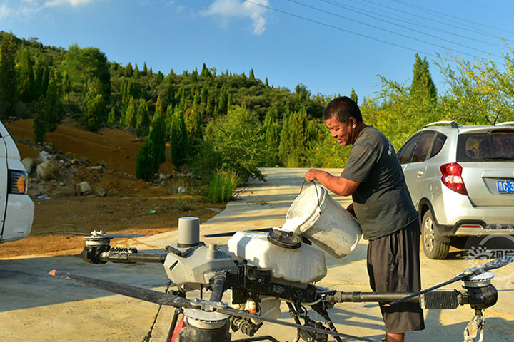 農(nóng)民種地依靠上了高科技平定縣作為農(nóng)業(yè)大縣，?注重發(fā)展高效農(nóng)業(yè)，?改變傳統(tǒng)耕種模式。?張莊鎮(zhèn)白家掌村村民利用無(wú)人機(jī)為玉米噴灑葉面肥，?確保秋糧穩(wěn)產(chǎn)高產(chǎn)。?