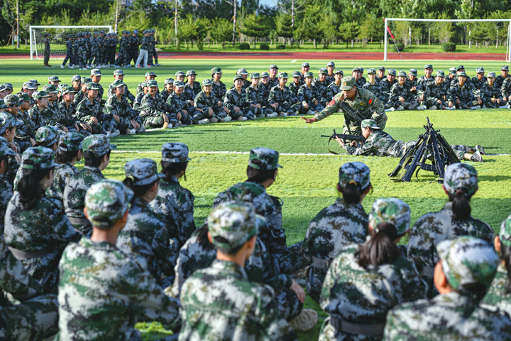 新生軍訓(xùn)站軍姿、走隊(duì)列、練軍體拳。8月22日，長(zhǎng)治市屯留區(qū)青鳥(niǎo)智源學(xué)校操場(chǎng)內(nèi)，教練員正在對(duì)高一新生開(kāi)展入學(xué)軍訓(xùn)。