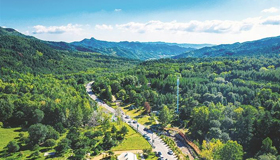 離石大東溝秋日的離石大東溝，涼意乘著微風(fēng)彌散，撫過(guò)山巒，越過(guò)云端，秋的意蘊(yùn)漸深漸濃。層巒疊起、天高氣爽，眾多游客前來(lái)感受魅力。