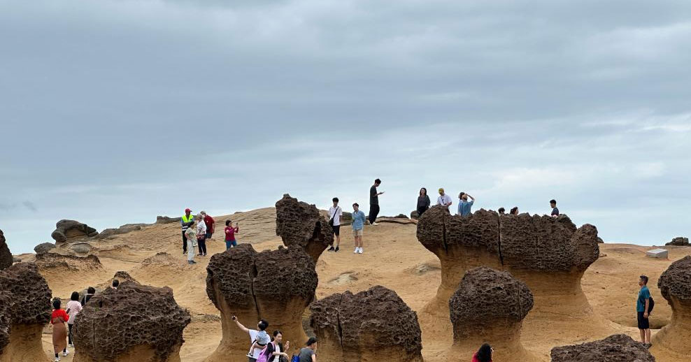 臺灣野柳：怪石嶙峋引游人