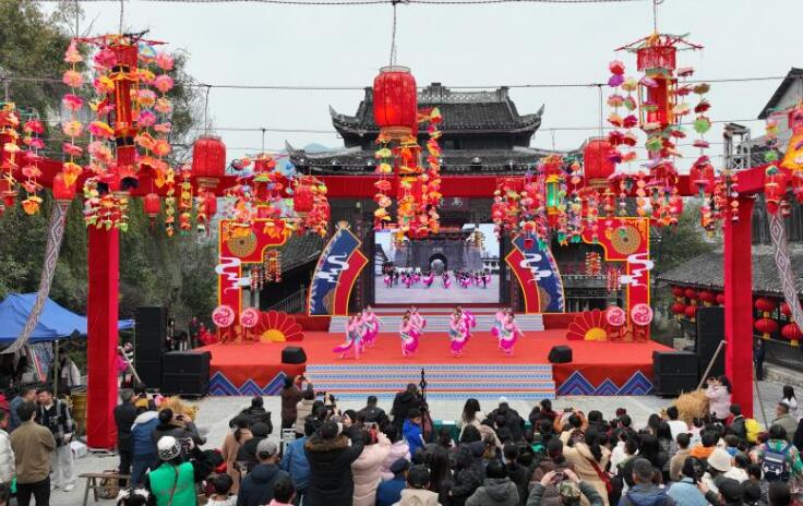 重慶秀山：古鎮(zhèn)村晚迎新春