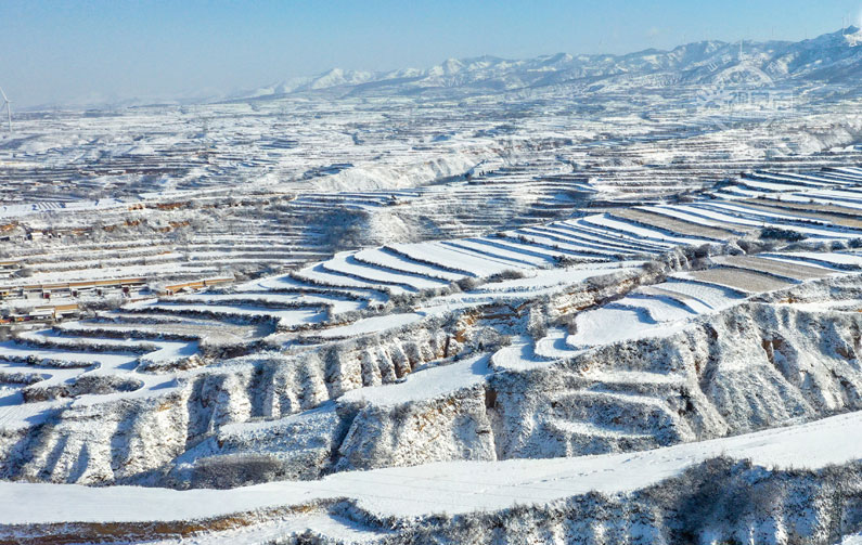 中條山上雪景如畫